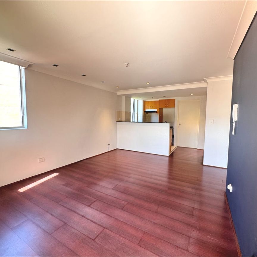 PRIVATE COURTYARD LIVING WITH VIEWS IN THE HEART OF HURSTVILLE - Photo 1