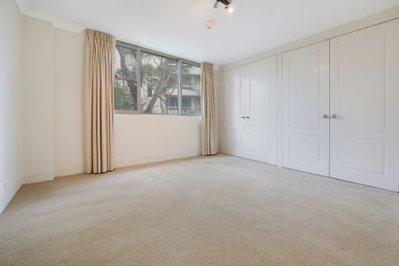 Spacious 2 Bedroom Light & Airy Apartment with Parking - Photo 2