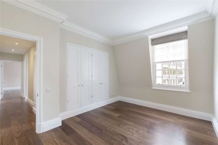 An immaculately redecorated three bedroom lateral apartment to rent in the heart of Knightsbridge. - Photo 2