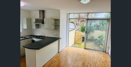 Fresh One-Bedroom Unit with Private Courtyard – Balmoral - Photo 3