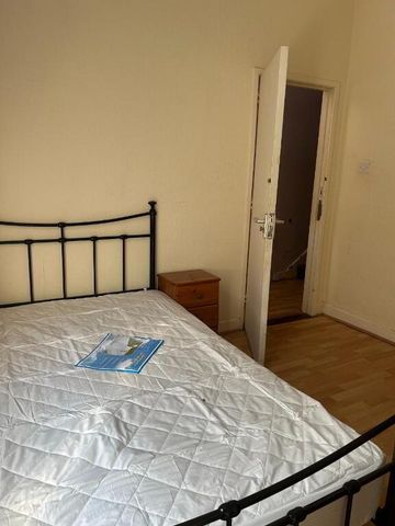 8 Agincourt Street, Belfast, BT7 1QA - Photo 3