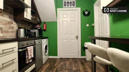 Room for rent in a 3-bedroom house in Oldbawn, Dublin - Photo 2