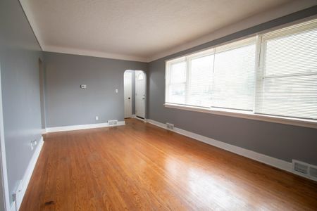 **CHARMING** 2-BEDROOM MAIN UNIT IN ST.CATHARINES!! - Photo 3