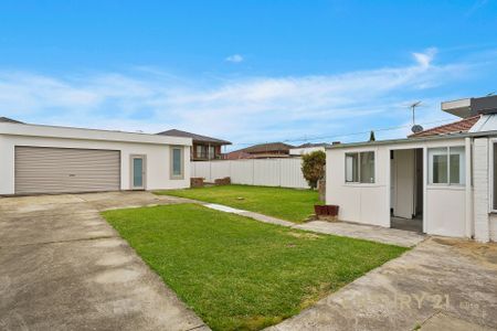 Renovated Three Bedroom Home - Photo 4