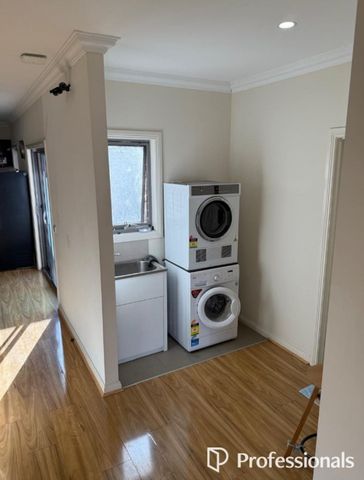 Fully Furnished Ensuite Room with All Bills Included - Photo 3