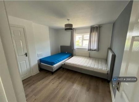 4 bedroom semi-detached house to rent - Photo 3