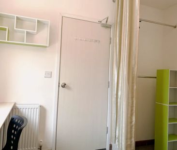 Room 2 - Photo 2