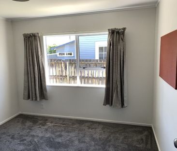 Located down a quiet street in Hamilton East, this tastefully moder... - Photo 6