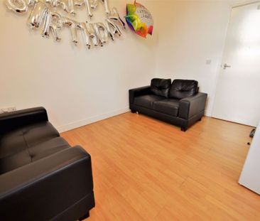 2 bedroom Flat in Raglan Road, Leeds - Photo 1