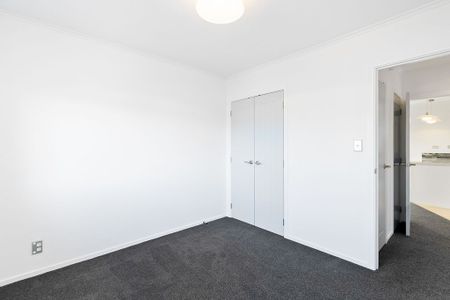 Neat 3-beddy + 2 bed studio - Photo 4