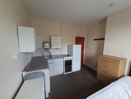 1 bedroom in a house share to rent - Photo 3