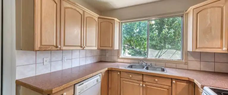 Big 2 Bedroom main floor over 1050 sq/ft just fully renovated | 805 8 Ave Ne, Calgary, Calgary - Photo 1