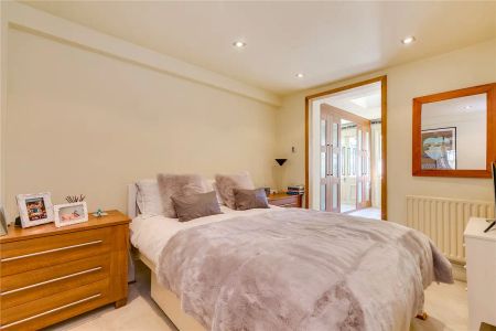 2 bedroom maisonette in Islington - Photo 3