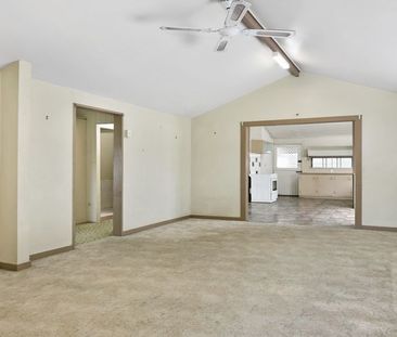 SPACIOUS WELL LOCATED HIGH SET GABLE HOME - 3 BED - STUDY - SUN ROO... - Photo 2