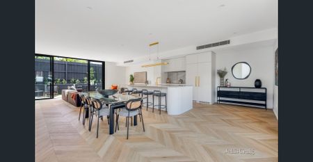 Exclusive, Light-Filled Luxury Residence - Photo 5