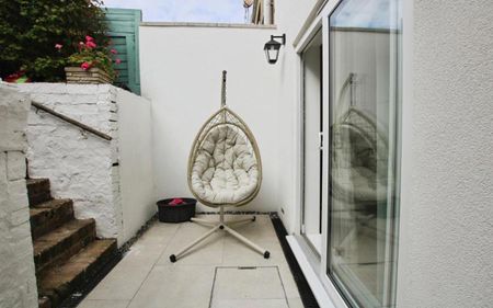 A modern two-bedroom terraced house in Westbury-on-Trym. - Photo 5