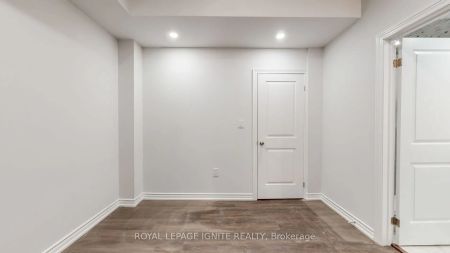 Property For Lease | N9230494 - Photo 5