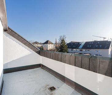 Renovierte Dachwohnung an ruhiger Lage mit traumhafter Aussicht! - Foto 2