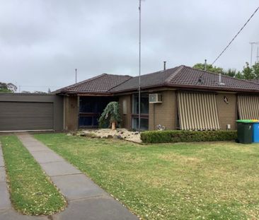 Three Bedroom Renovated House - Photo 3