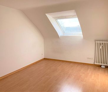 *HELLE, FREUNDLICHE ZWEIZIMMER-DACHGESCHOSSWOHNUNG FRISCH RENOVIERT* - Photo 2