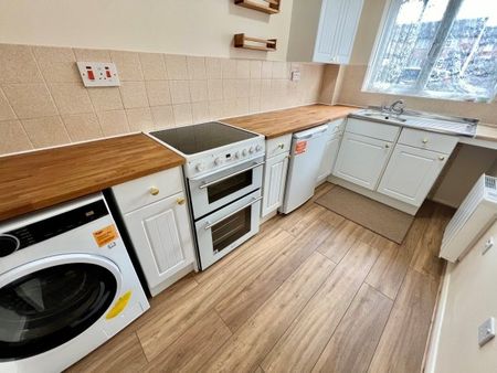 The Oaks, Merryoak, Southampton - Photo 4