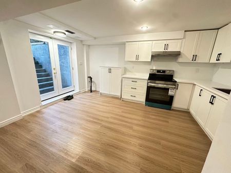 For Lease - 12 Goldsmith Crescent, Newmarket, Ontario - Photo 5