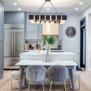 121 SORAUREN AVE. MAIN - MODERN 2BED/2BATH, PARKING, LAUNDRY - Photo 2