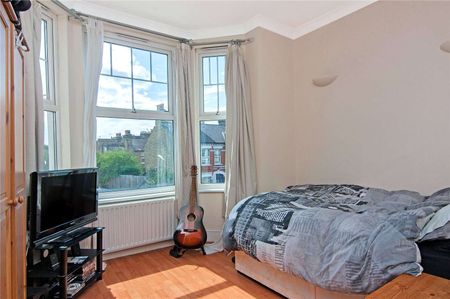 This three bedroom flat on Tooting Bec Road would be ideal for professional sharers. - Photo 2