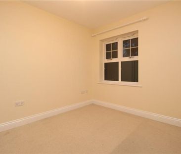 Pembroke Road, Woking - 2 bedrooms Property for lettings - Seymours - Photo 4