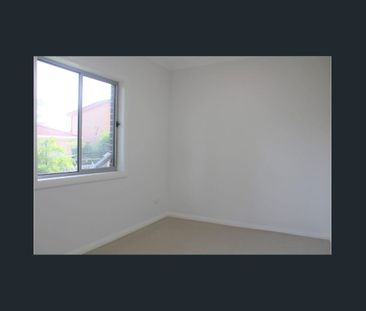 Spacious 2 bedroom Granny flat with plenty of street parking - Photo 2