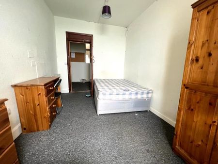 4 bedroom flat to rent - Photo 3