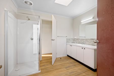 Ideally Located Close to the Cbd - Photo 3