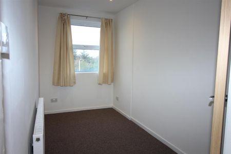 4 Bedroom Flat - Above Shop To Let - Photo 5
