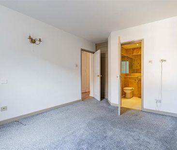 3 bedroom flat to rent - Photo 6