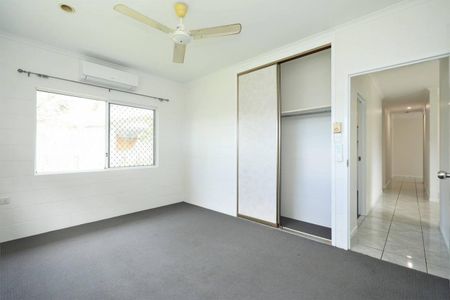 3 Bedroom Fully Airconditioned - Large Garden Shed - Side Access - Photo 4