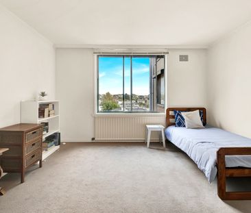 Partially furnished studio - water included - Photo 6