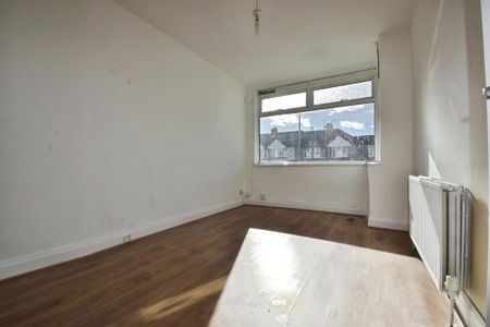 3 bedroom end of terrace house to rent - Photo 4