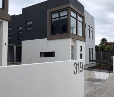 Modern 3 bedroom townhouse perfect summer location! - Photo 1