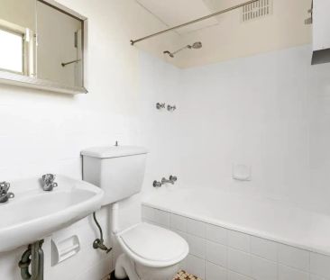 Bright One Bedder with Car Space in Freshwater - Photo 2