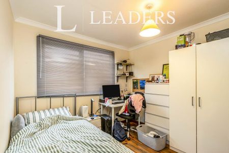 5 bedroom semi-detached house to rent - Photo 2