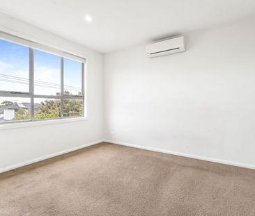 Stylish 3 Bedroom Home - Photo 4