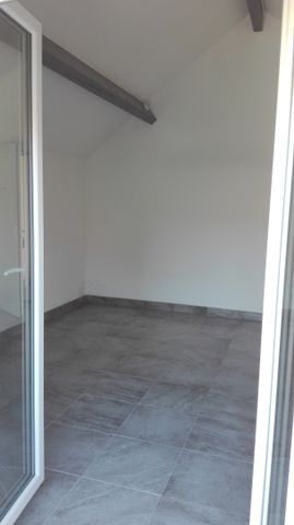 Studio entièrement rénové avec balcon et parking - Photo 2