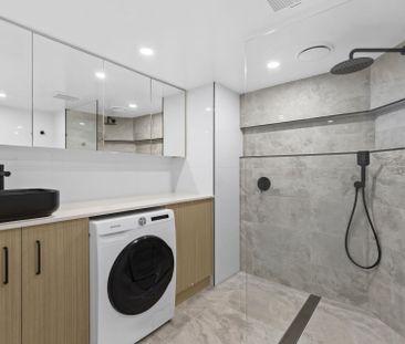 Fully Renovated Luxurious Ground-Floor Corner Apartment with Privat... - Photo 2