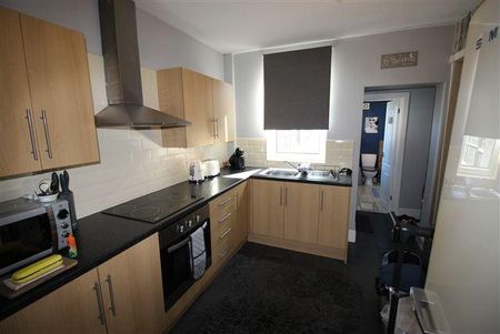 2 bedroom end of terrace house to rent - Photo 4