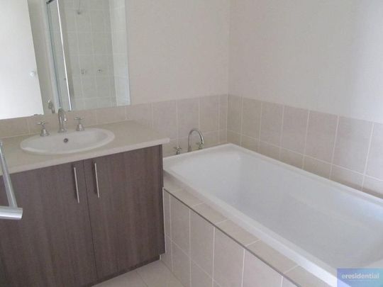 47 Skyline Circuit, Bahrs Scrub QLD 4207 - House For Rent | Domain - Photo 1