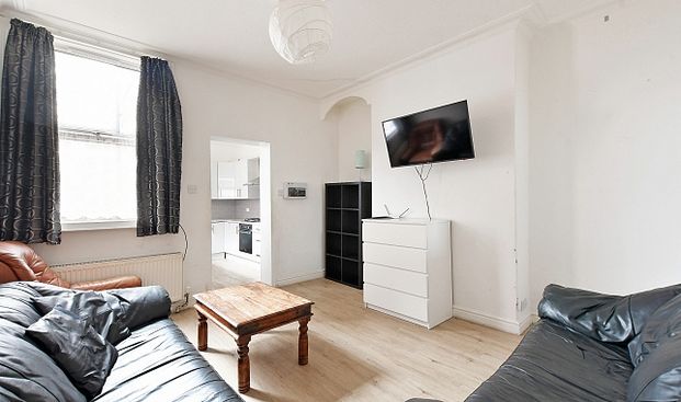 Spacious 6-Bedroom Home Now Available To Groups of 5! - Photo 1