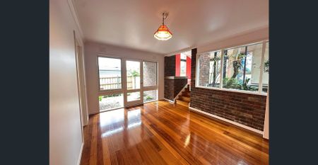 Immaculate family home in Prime Location — monthly gardening and pool maintenance included! - Photo 3