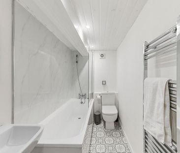 3 bedroom flat to rent - Photo 6