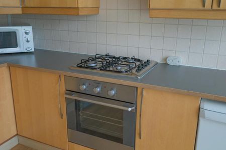 2 bedroom flat to rent - Photo 2