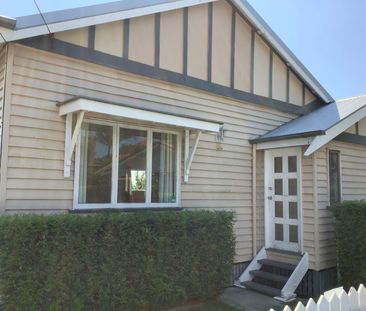 Charming home with entertainer deck - Photo 4